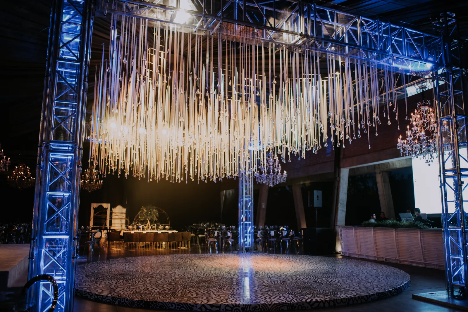 Fernanda & Oscar — floral scenography by Áurea 1618, México
