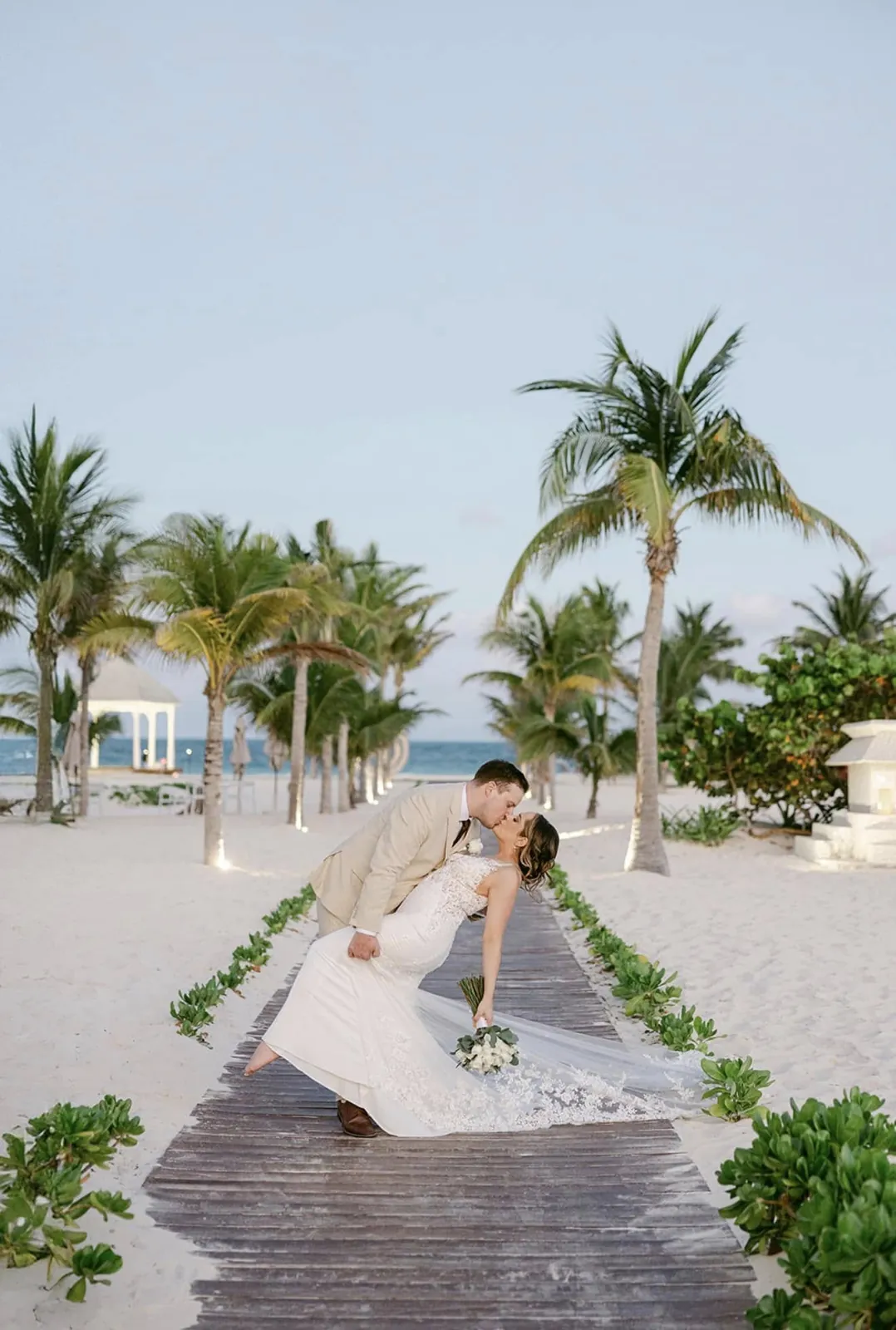 Paige & Mathew — floral scenography by Áurea 1618, Tulum