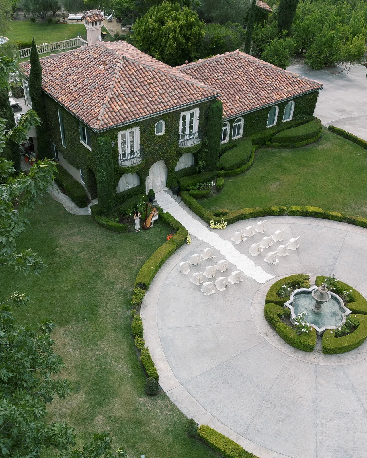 Instalación botánica de gran formato por Áurea 1618