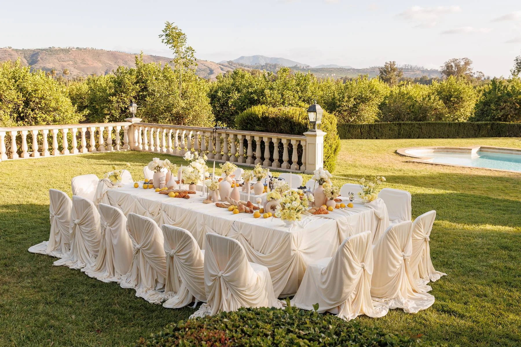 Citrus banquet at golden hour designed by Áurea 1618