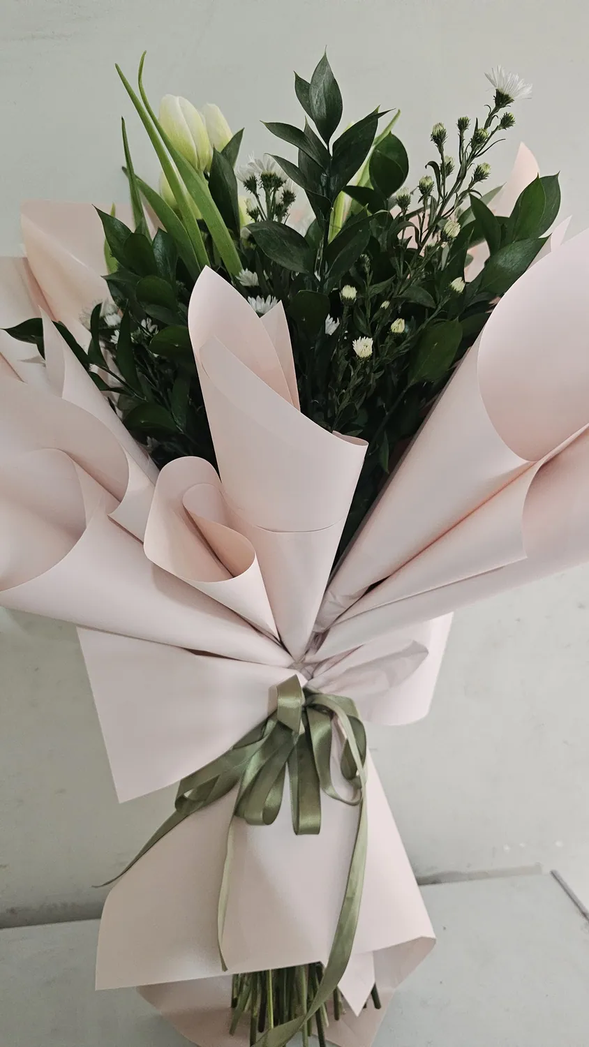 Blancos y verdes — arreglo floral BL-01 de Áurea 1618