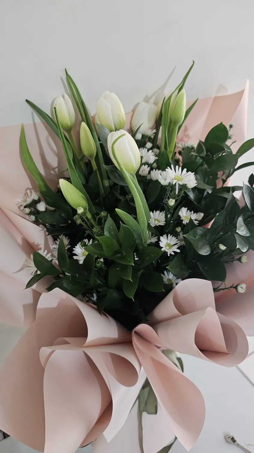 Blancos y verdes — arreglo floral BL-02 de Áurea 1618
