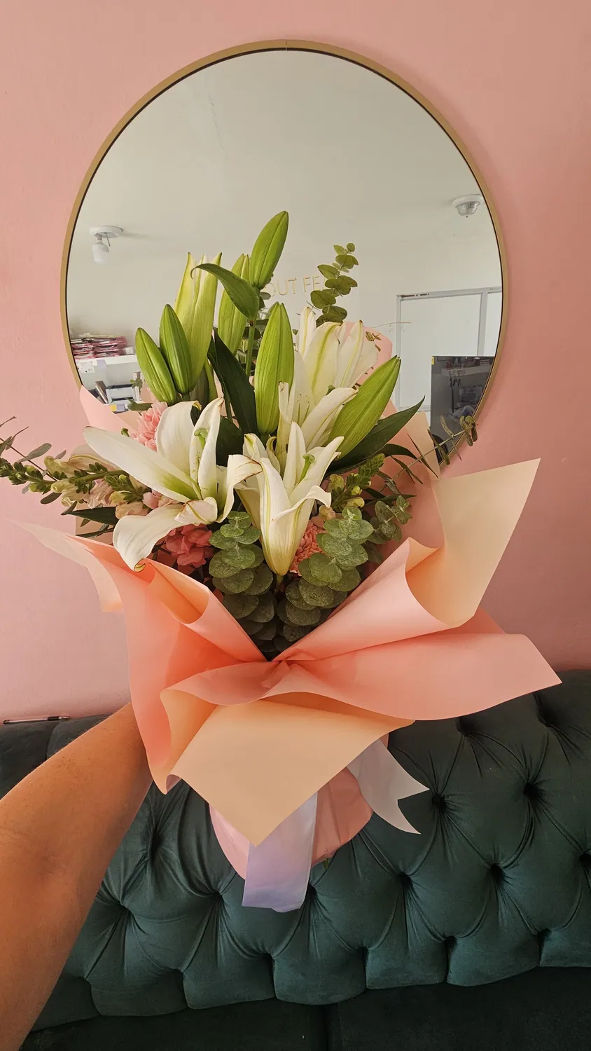 Blancos y verdes — arreglo floral BL-04 de Áurea 1618